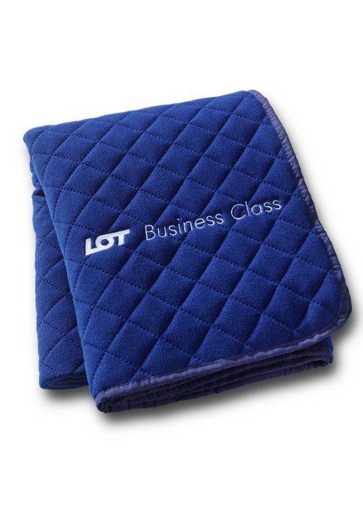 granatowy koc z ręcznie wyszytym napisem LOT Business Class
