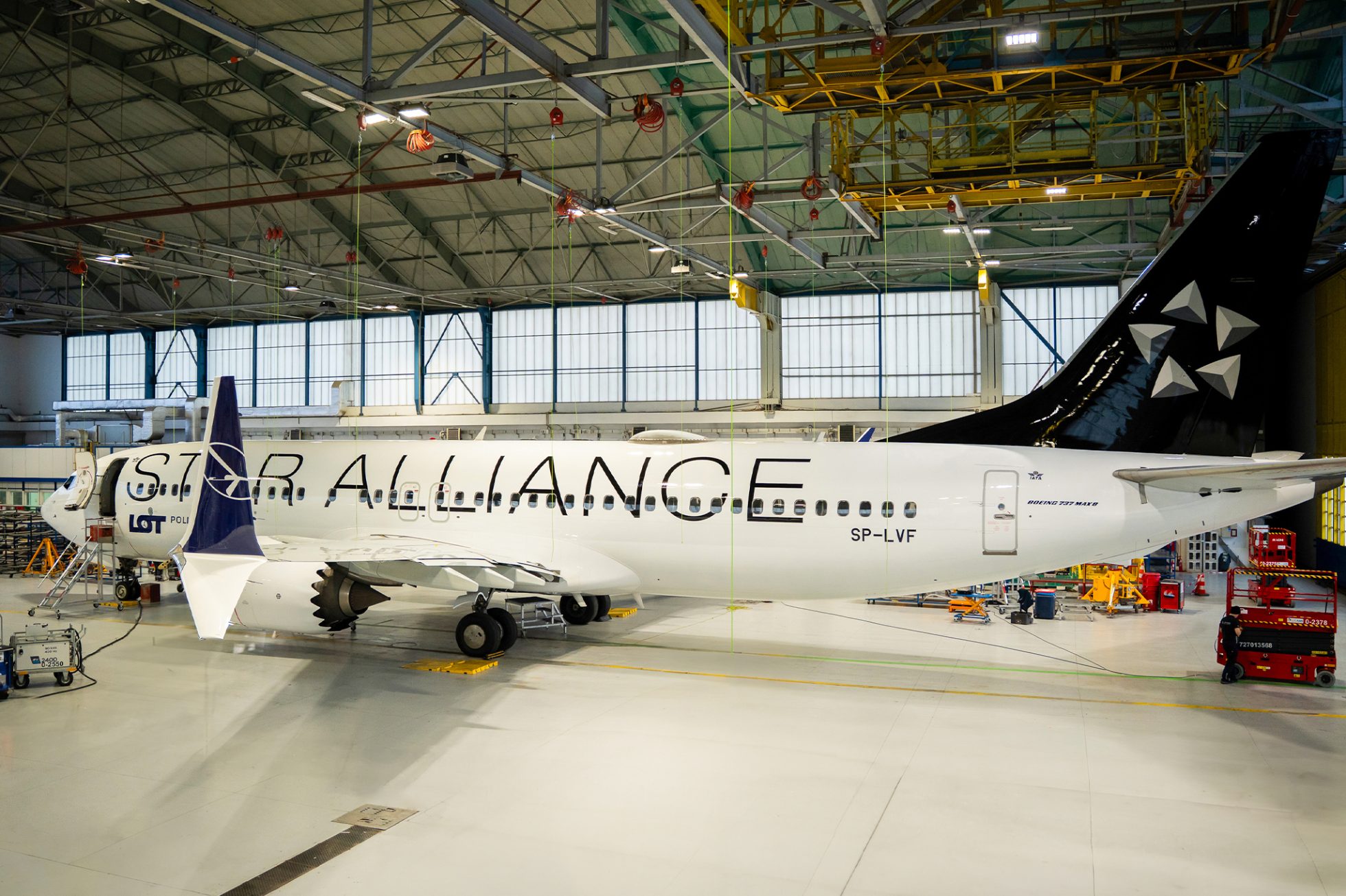 Boeing 737 MAX 8 w specjalnym malowaniu Star Alliance stojący w hangarze