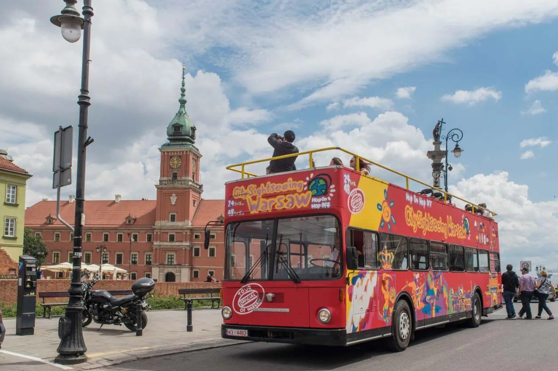 Zwiedzanie Warszawy autobusem w ramach usługi City Sightseeing Warsaw