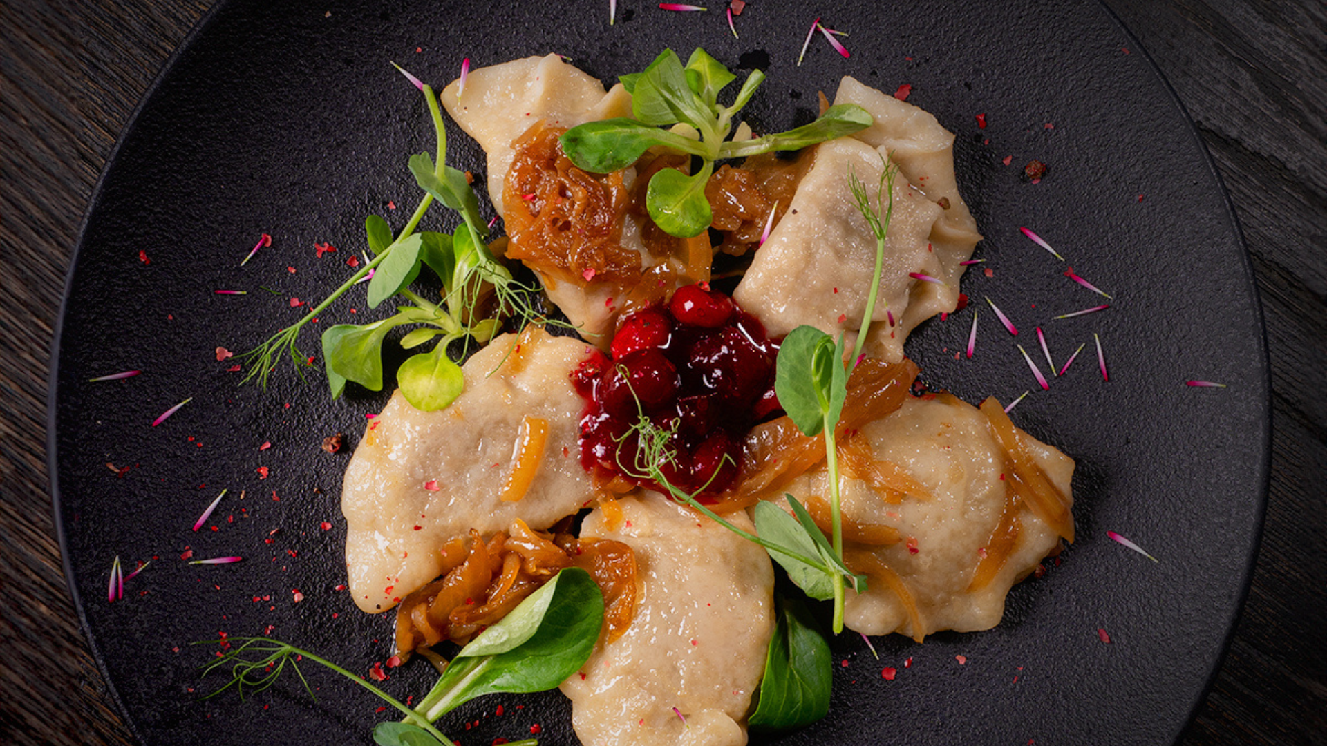 Pierogi na talerzu w restauracji Mateusza Gesslera.