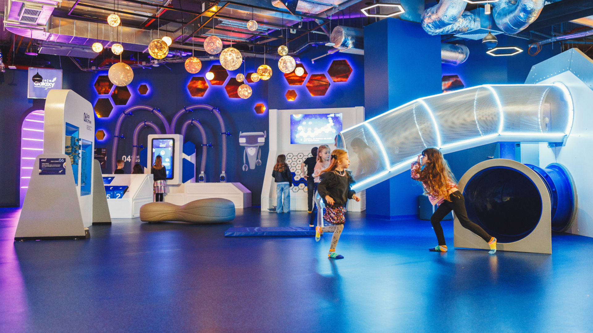 Dzieci bawiące się w Smart Kids Planet