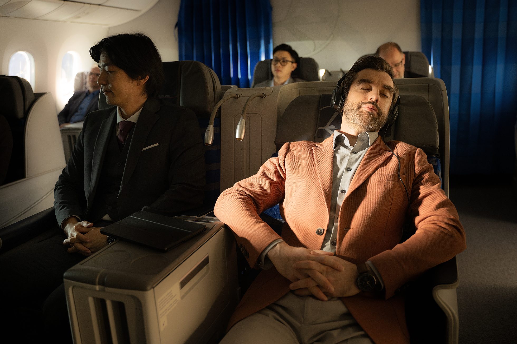 Pasażer korzysta z oferty LOT Business Class