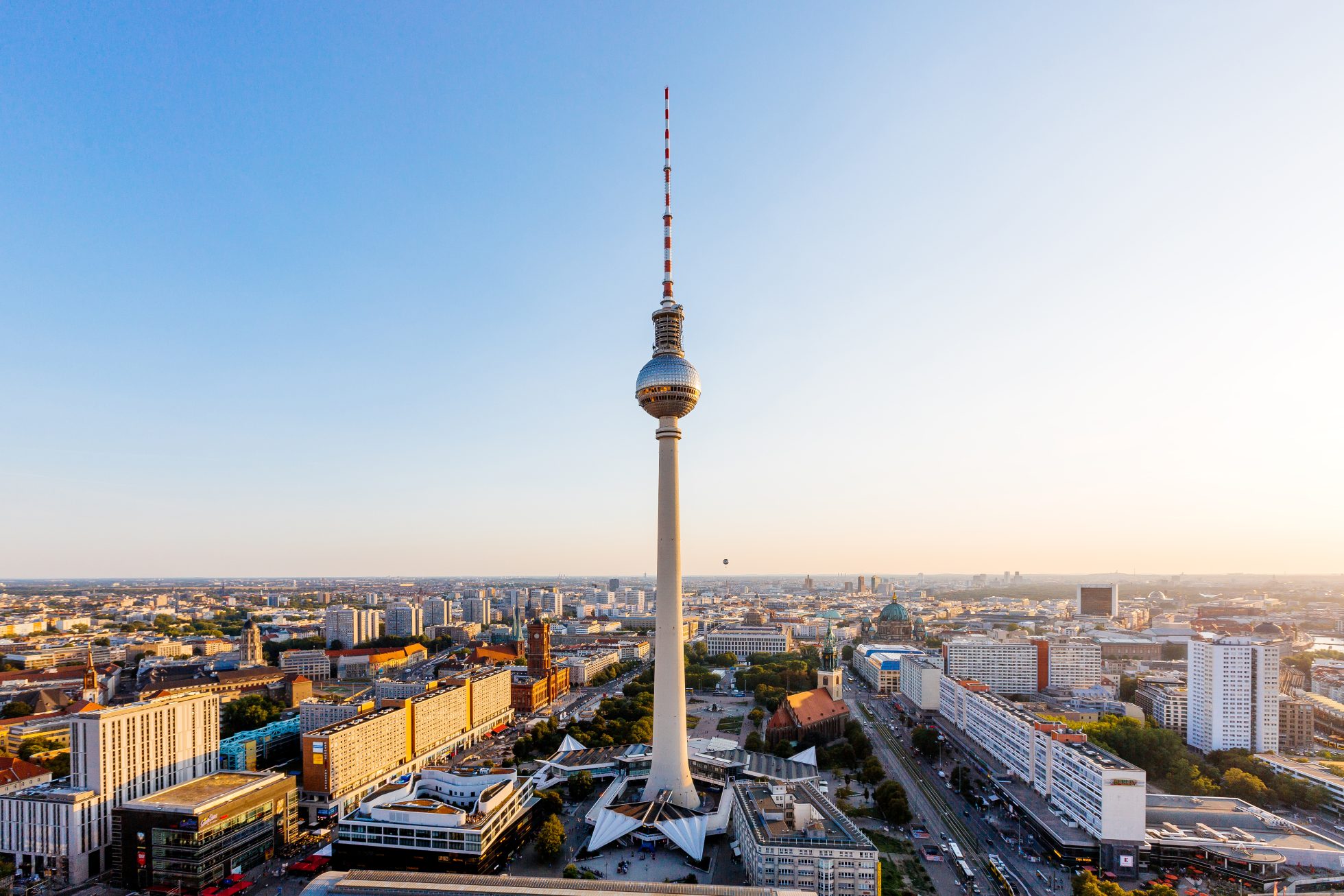 Panoramiczny widok Berlina o zachodzie słońca.