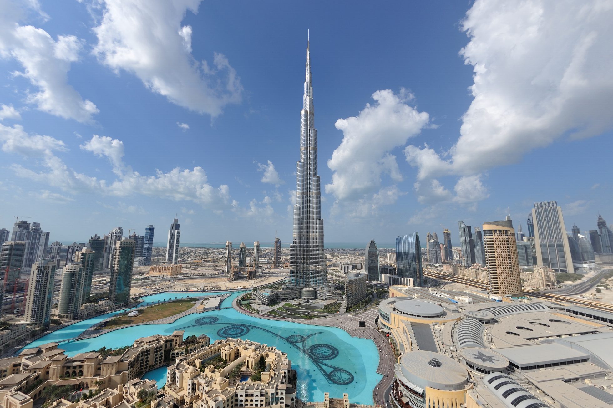 Linia horyzontu Dubaju z Burj Khalifa, najwyższym budynkiem na świecie.