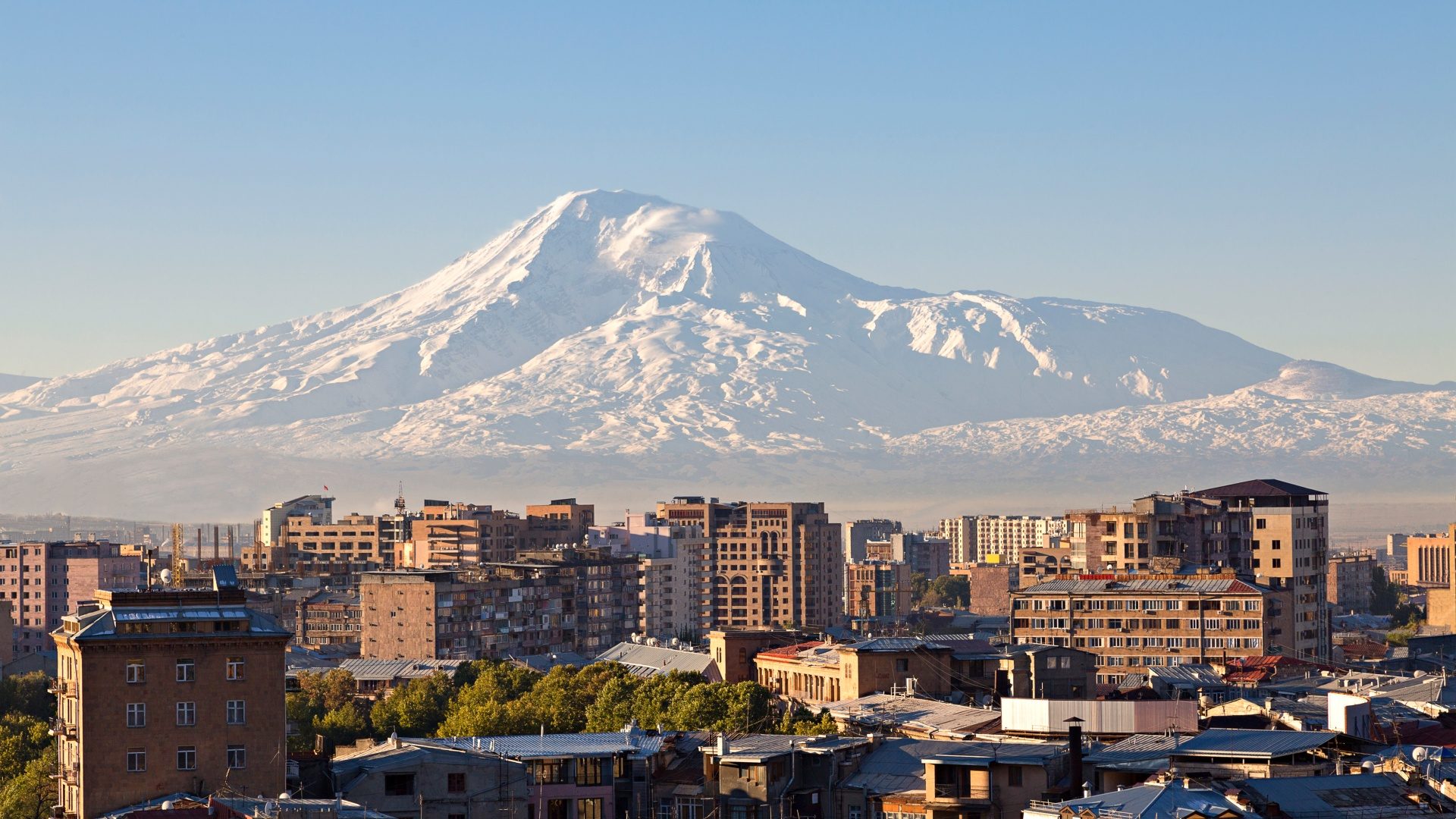 Widok na stolicę Armenii, Erywań, z górami Ararat w tle.