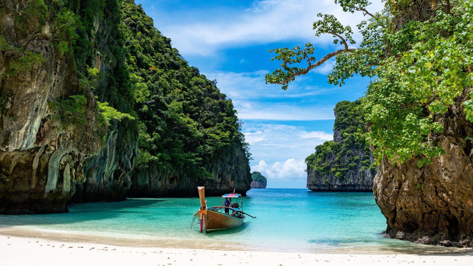 Plaża Maya Bay na wyspie Phi Phi Leh w Tajlandii