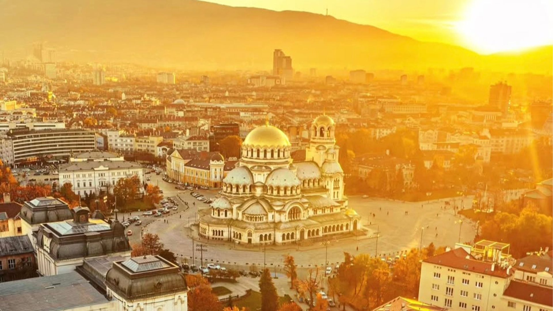 Panorama Sofii z widokiem na katedrę Aleksandra Newskiego o zachodzie słońca.