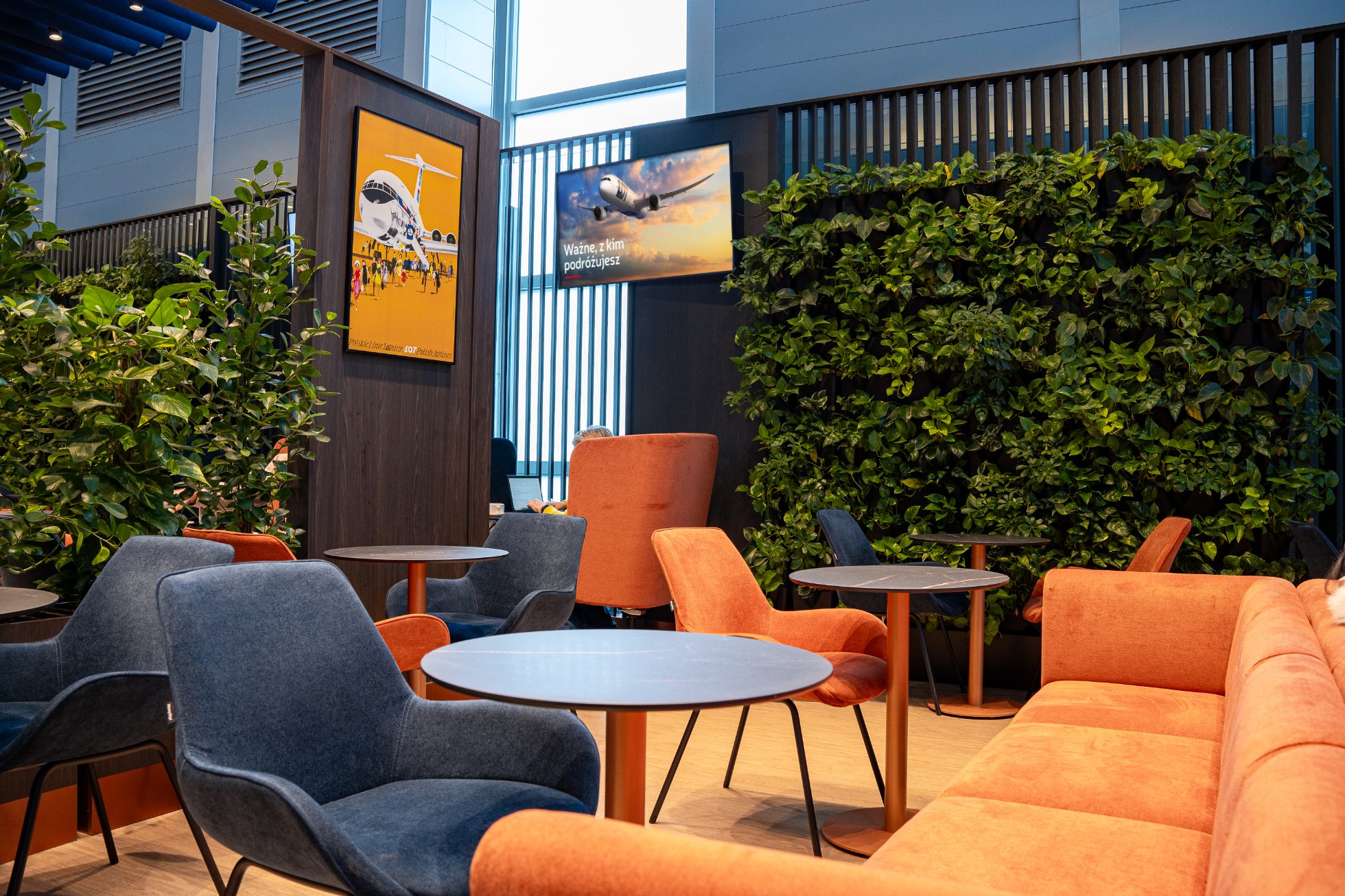 Wnętrze Business Lounge Polonez na Lotnisku Chopina w Warszawie w nowoczesnym wystroju.
