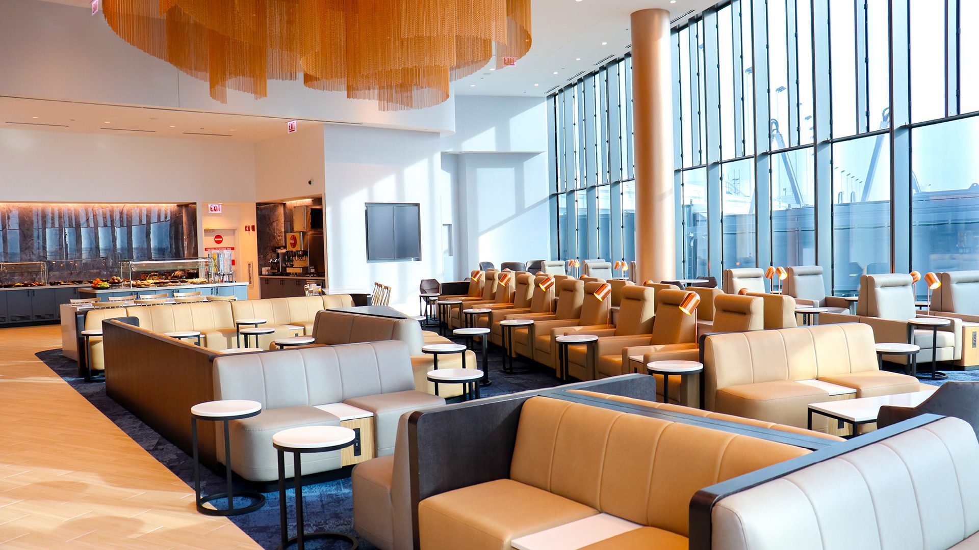 Nowoczesne wnętrze Business Lounge na lotnisku w Chicago, z przeszklonymi ścianami.