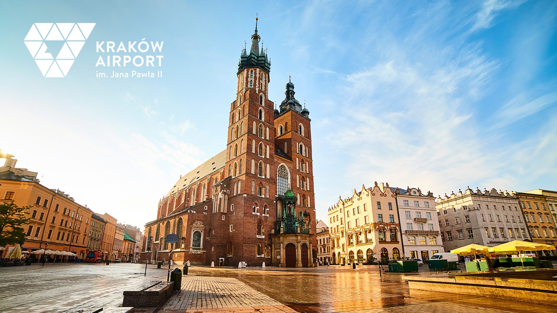 Vue sur la place du marché de Cracovie avec la basilique Sainte-Marie par une journée ensoleillée