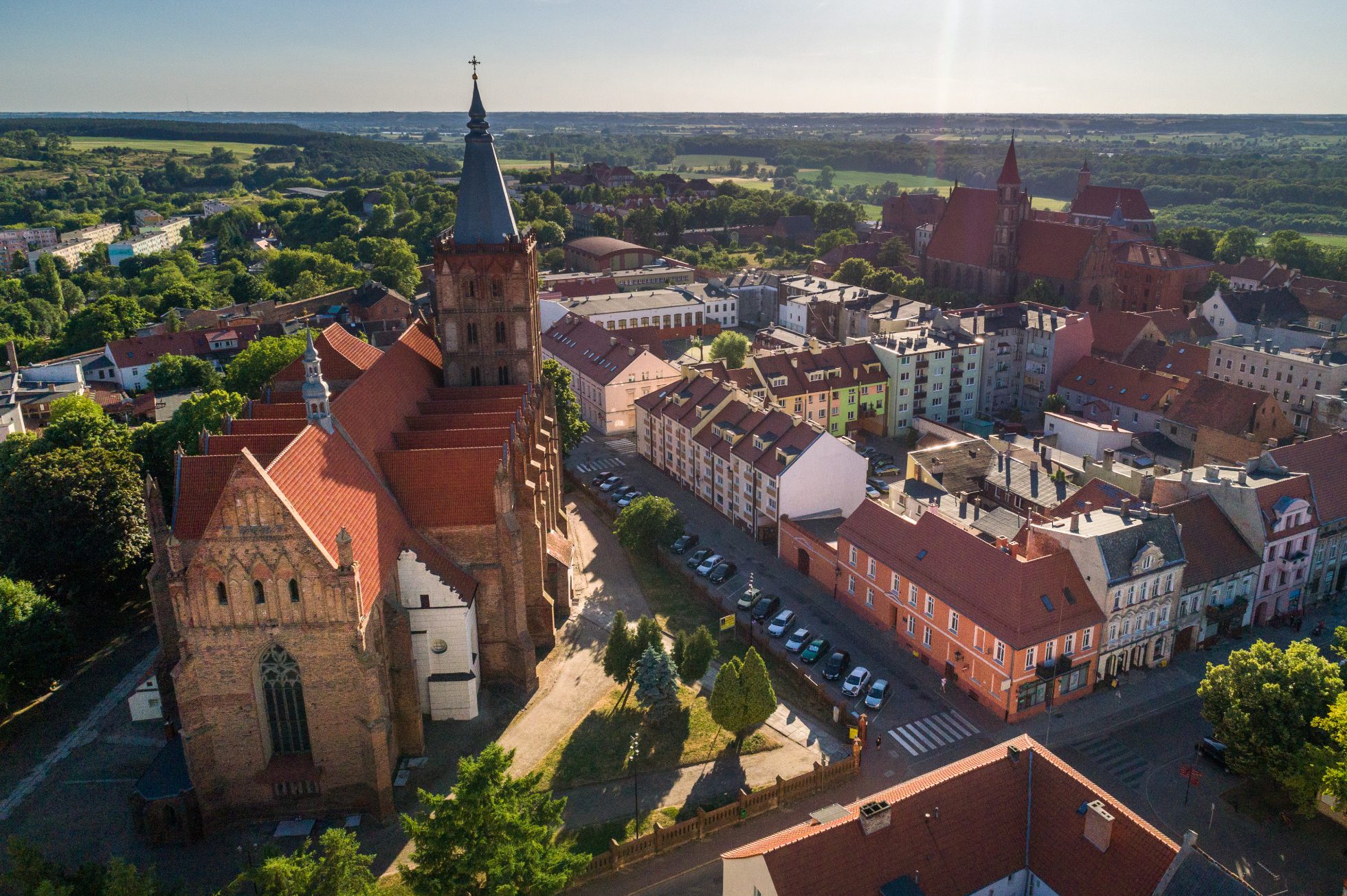 Widok z lotu ptaka na Starówkę Chełmna w słoneczny dzień.