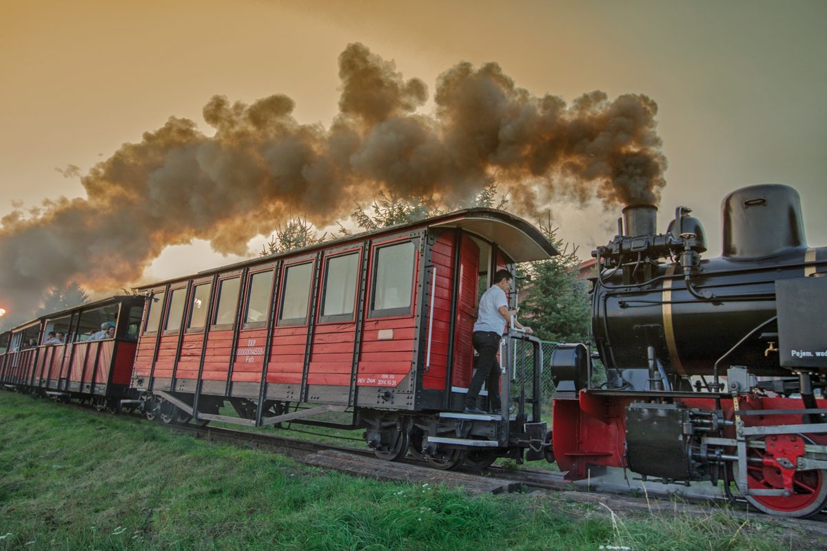 Czerwona kolejka wąskotorowa