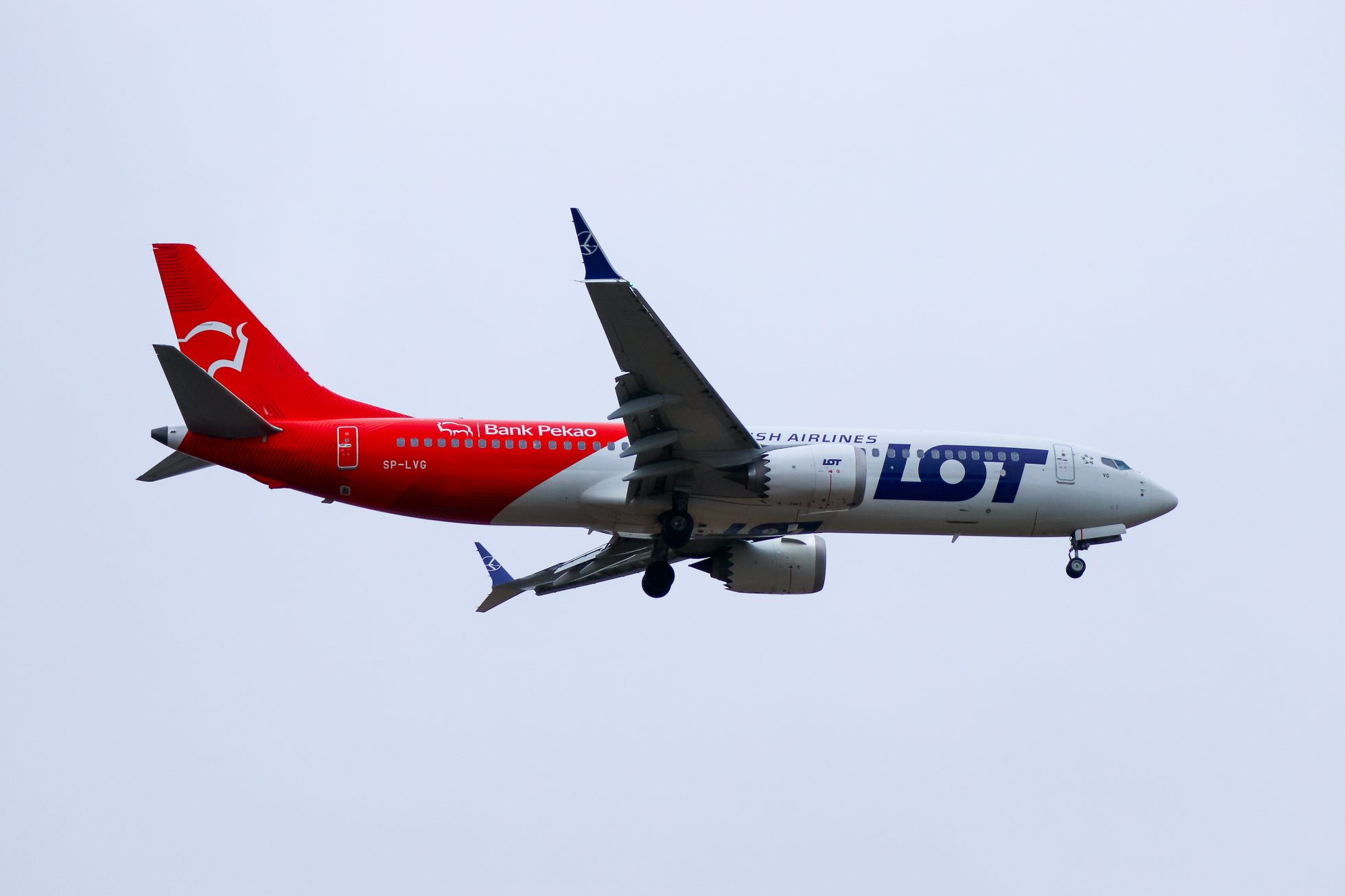 Samolot Boeing 737 MAX 8 w barwach Bank Pekao