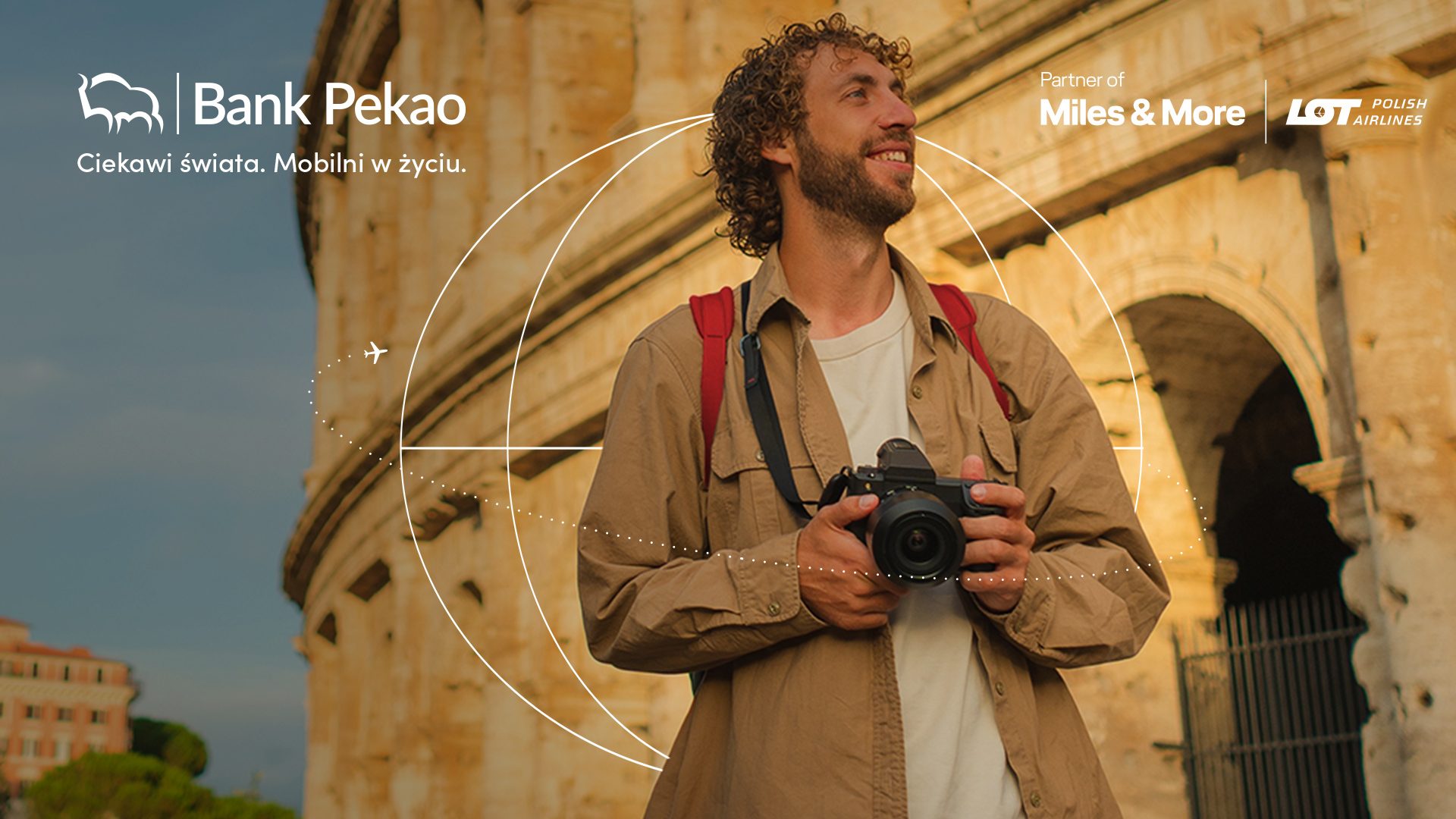 Mężczyzna przy koloseum  w Rzymie z aparatem. 