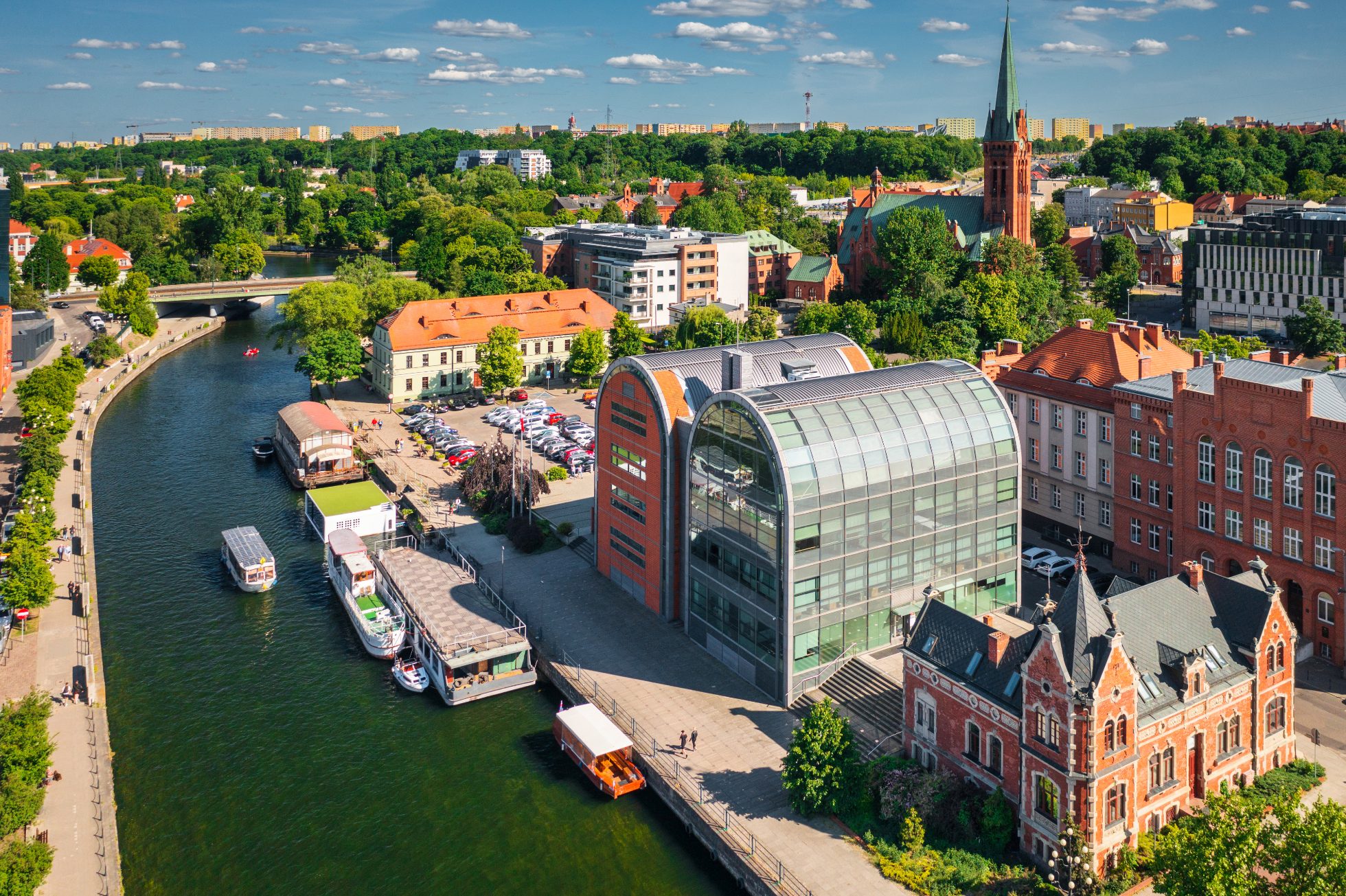 Architektura centrum miasta Bydgoszcz nad rzeką Brdą w Polsce.