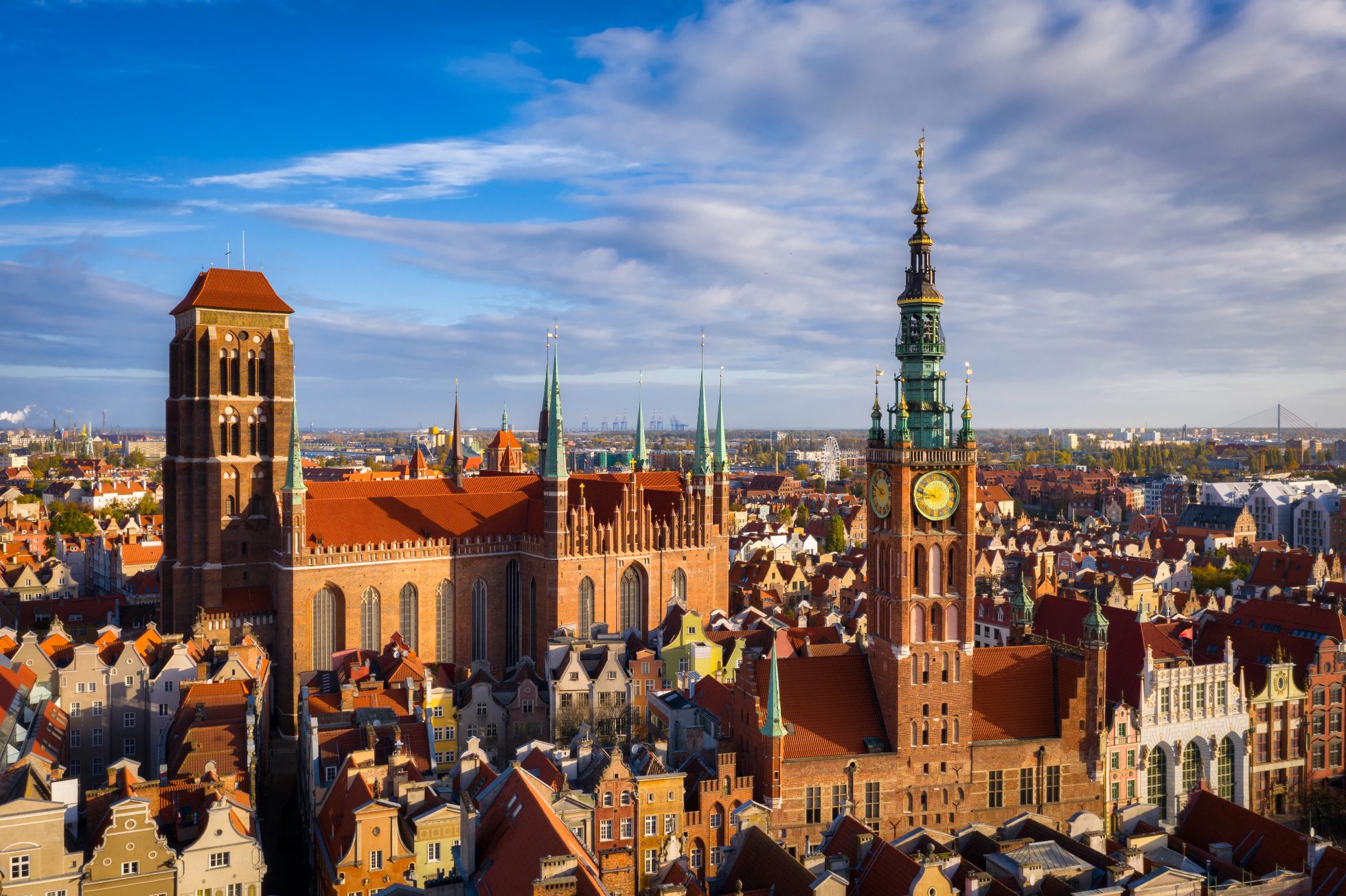 Widok z lotu ptaka na starówkę Gdańska z niesamowitą architekturą, Polska.