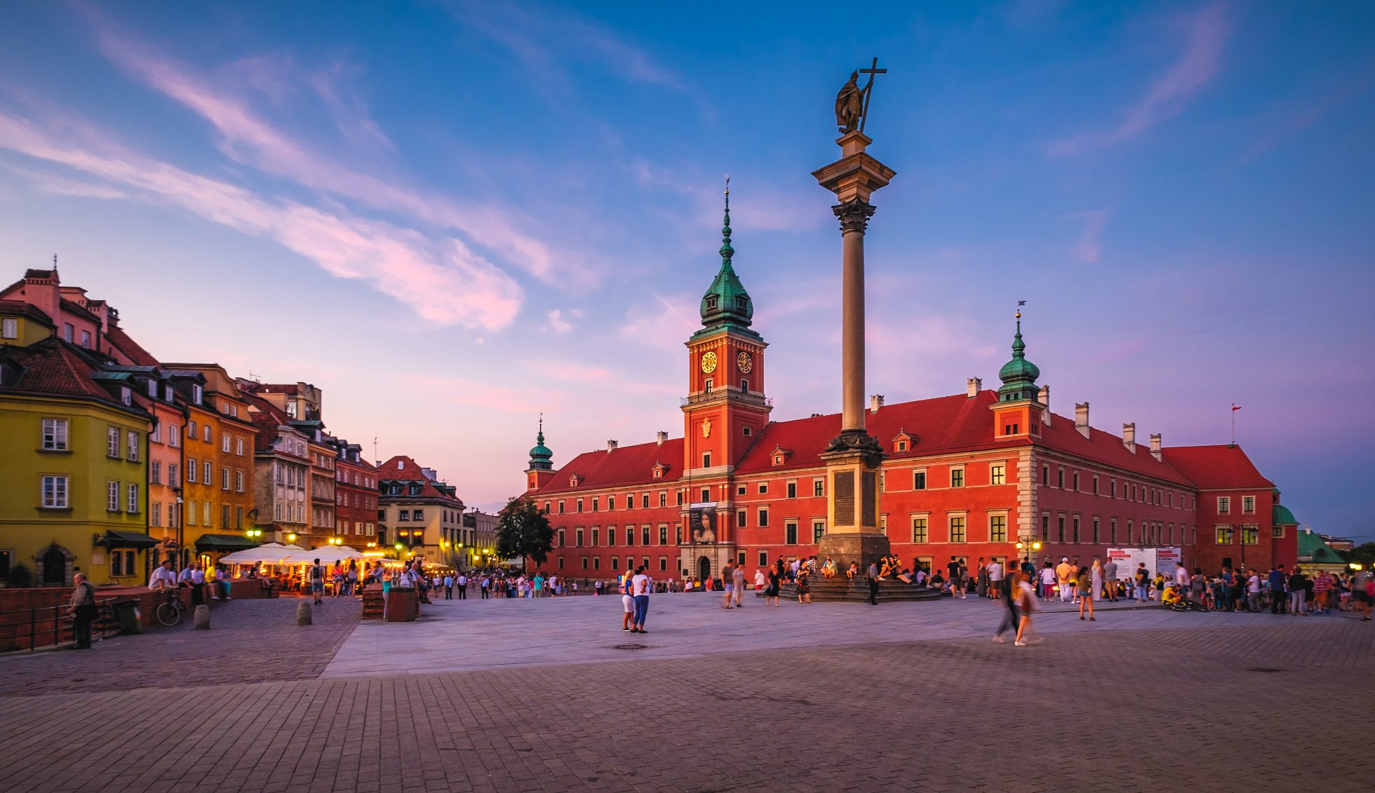 Rynek starego miasta w Warszawie o zachodzie słońca