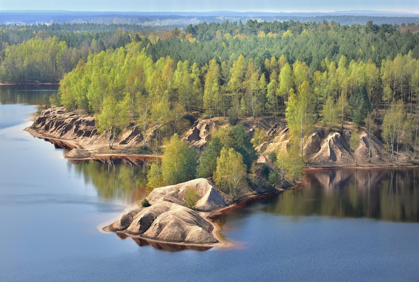 Widok na jezioro Afryka w Geoparku Łuk Mużakowa