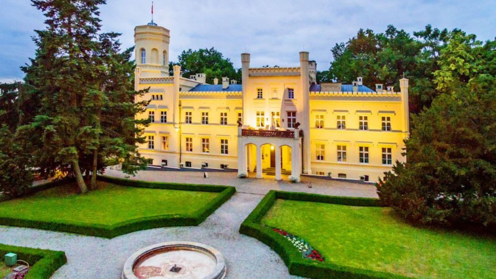 Elegancki pałac Mierzęcin, otoczony zielenią, zaprasza na luksusowy wypoczynek.