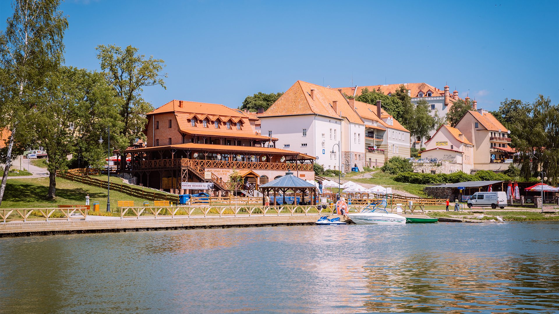 Promenada nad Jeziorem Ryńskim w Rynie