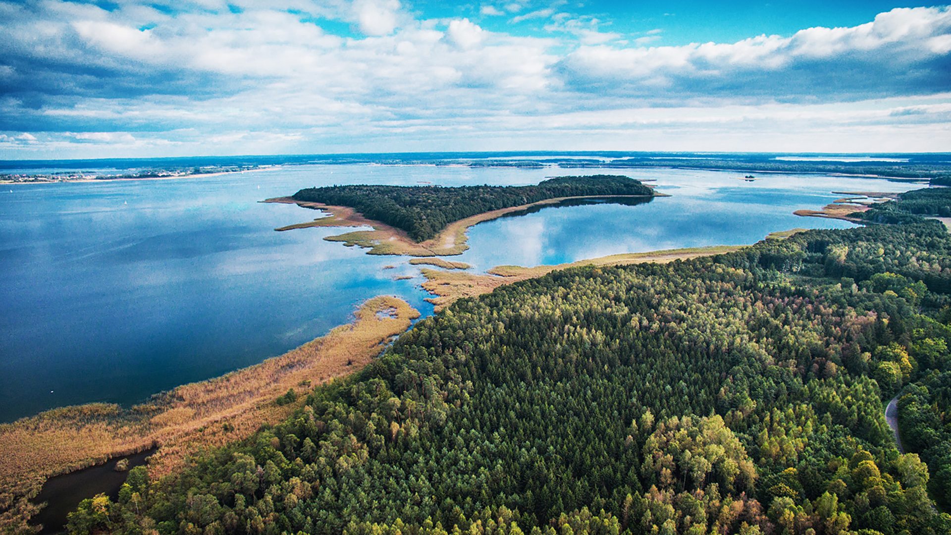 Warmia i Mazury z lotu ptaka. Jezioro na Warmii i Mazurach