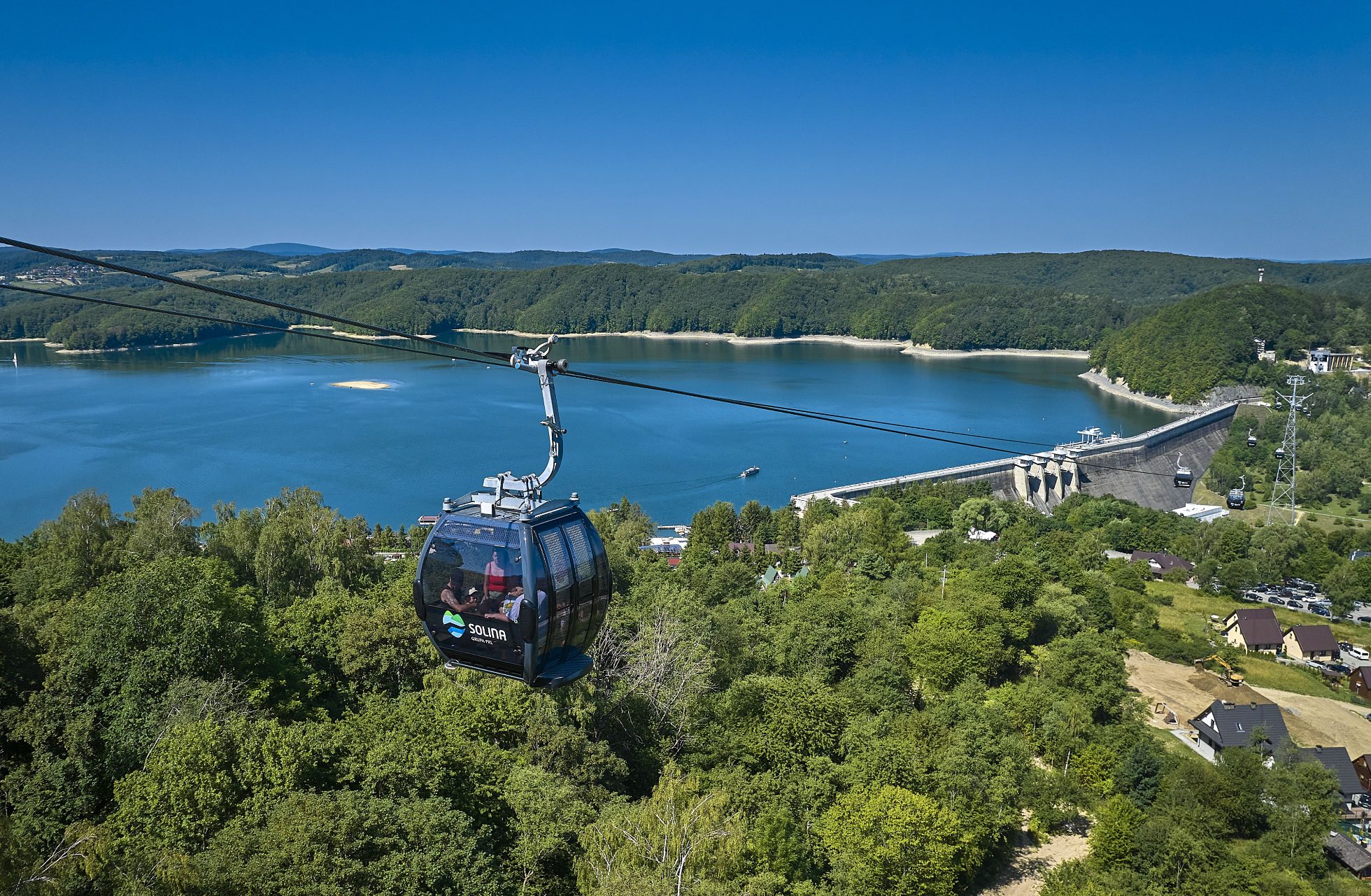 Kolejka gondolowa z panoramą Soliny w tle