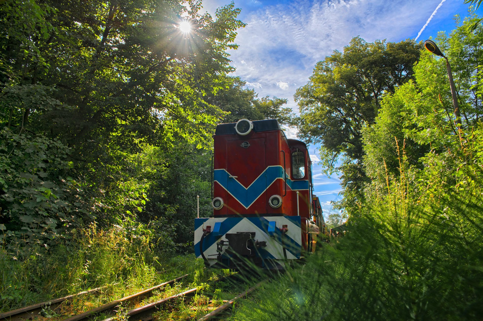 Wagon kolejowy 'Pogorzanin' na torach.