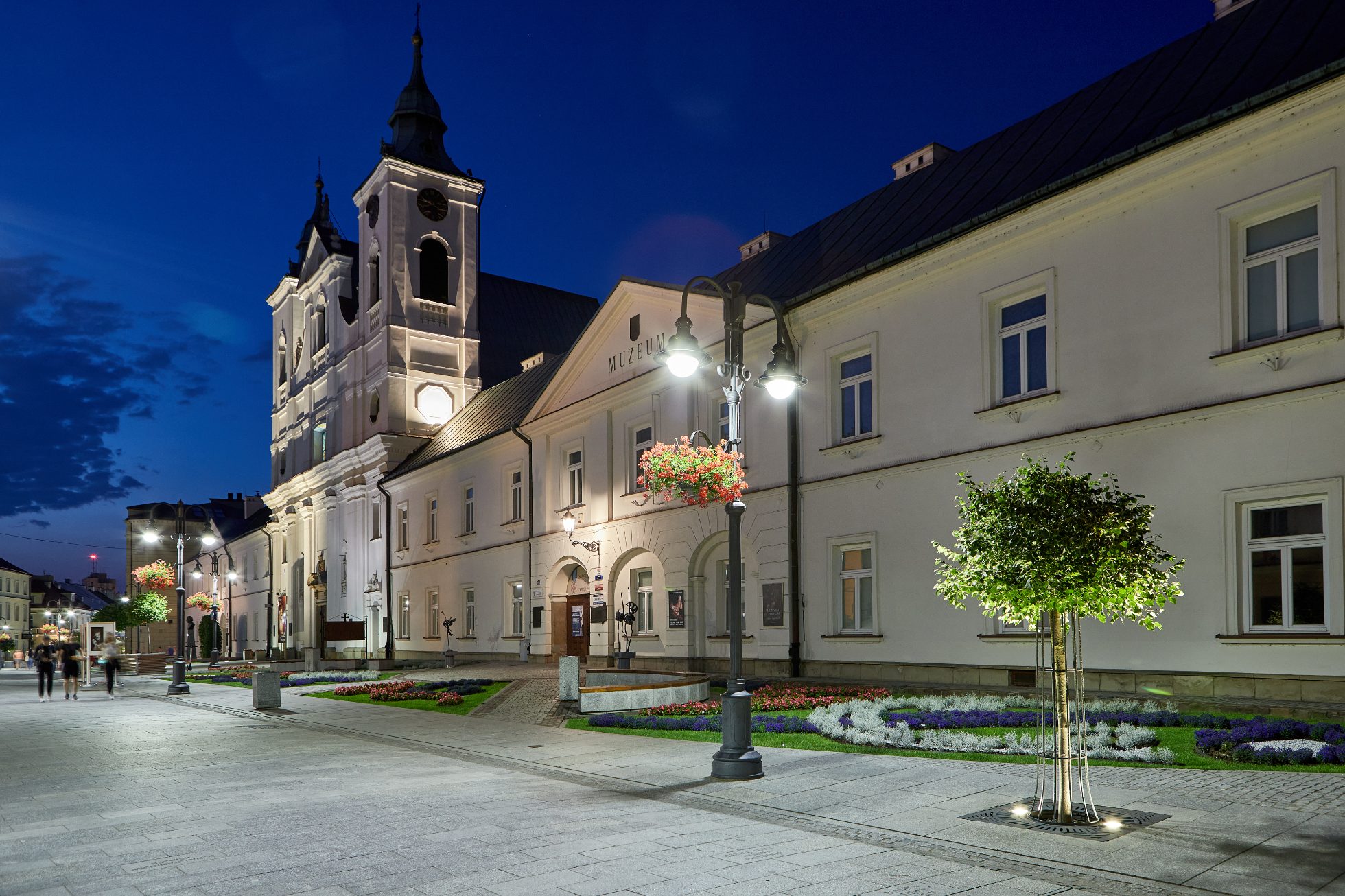 Budynek Klasztoru Pijarów w Rzeszowie oświetlony nocą.