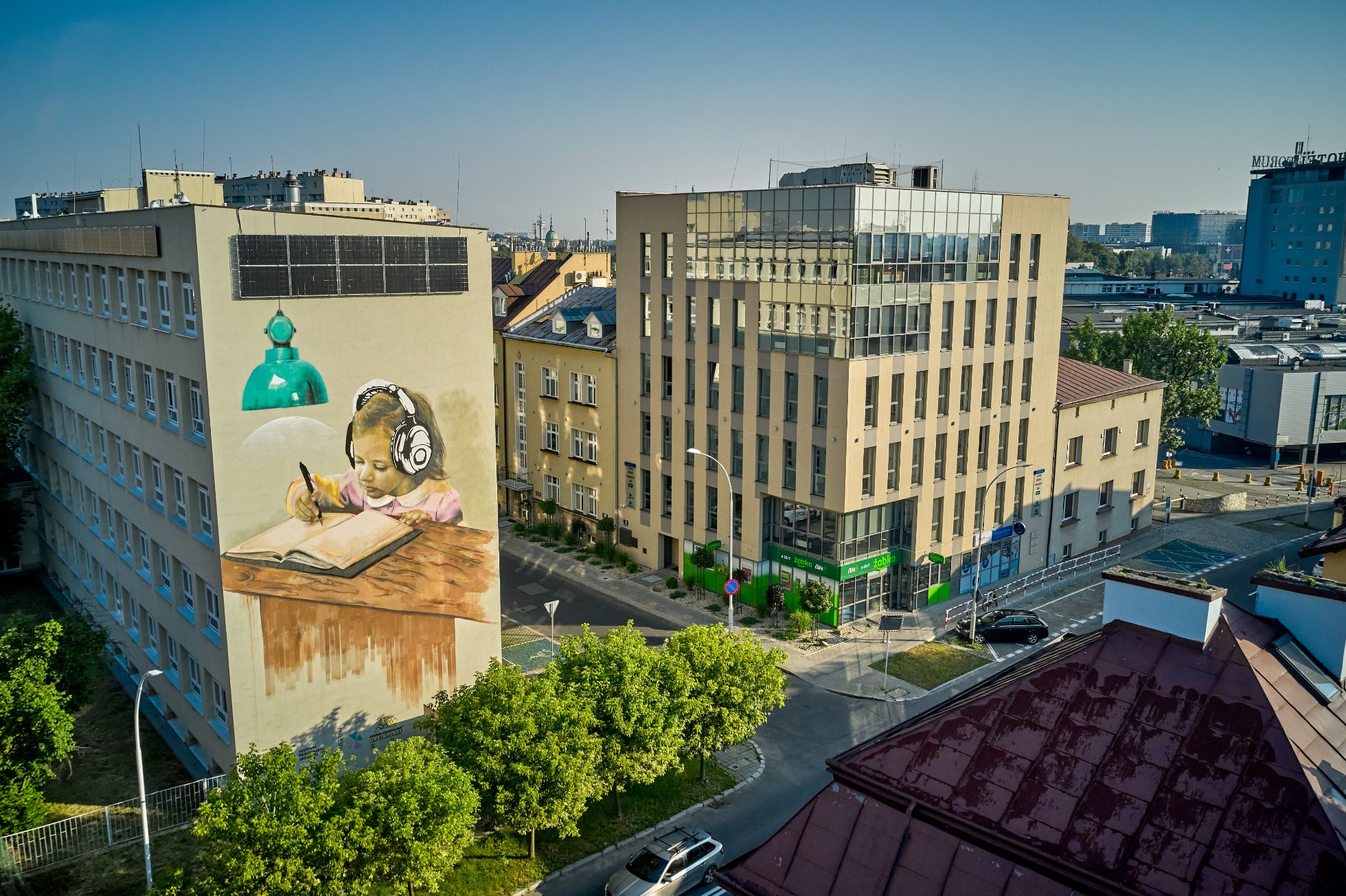 Mural z dziewczyną w słuchawkach na jednym z budynków w Rzeszowie.