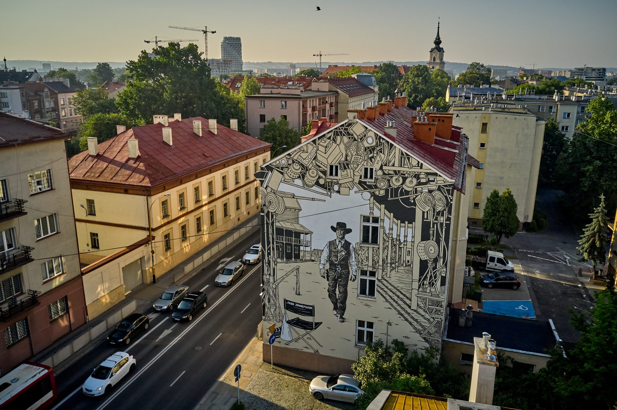 Widok z góry na mural "High Noon" w Rzeszowie.