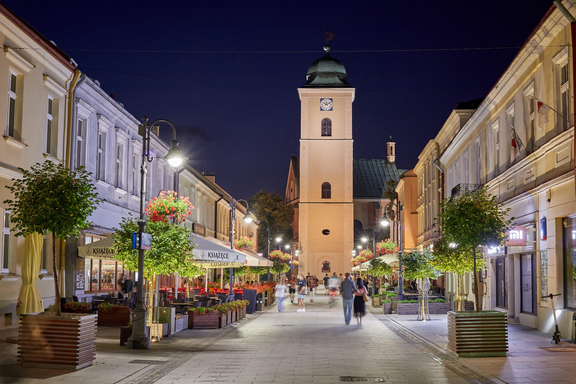 Promenada z restauracjami i sklepami przy ulicy 3 Maja w Rzeszowie po zmroku.