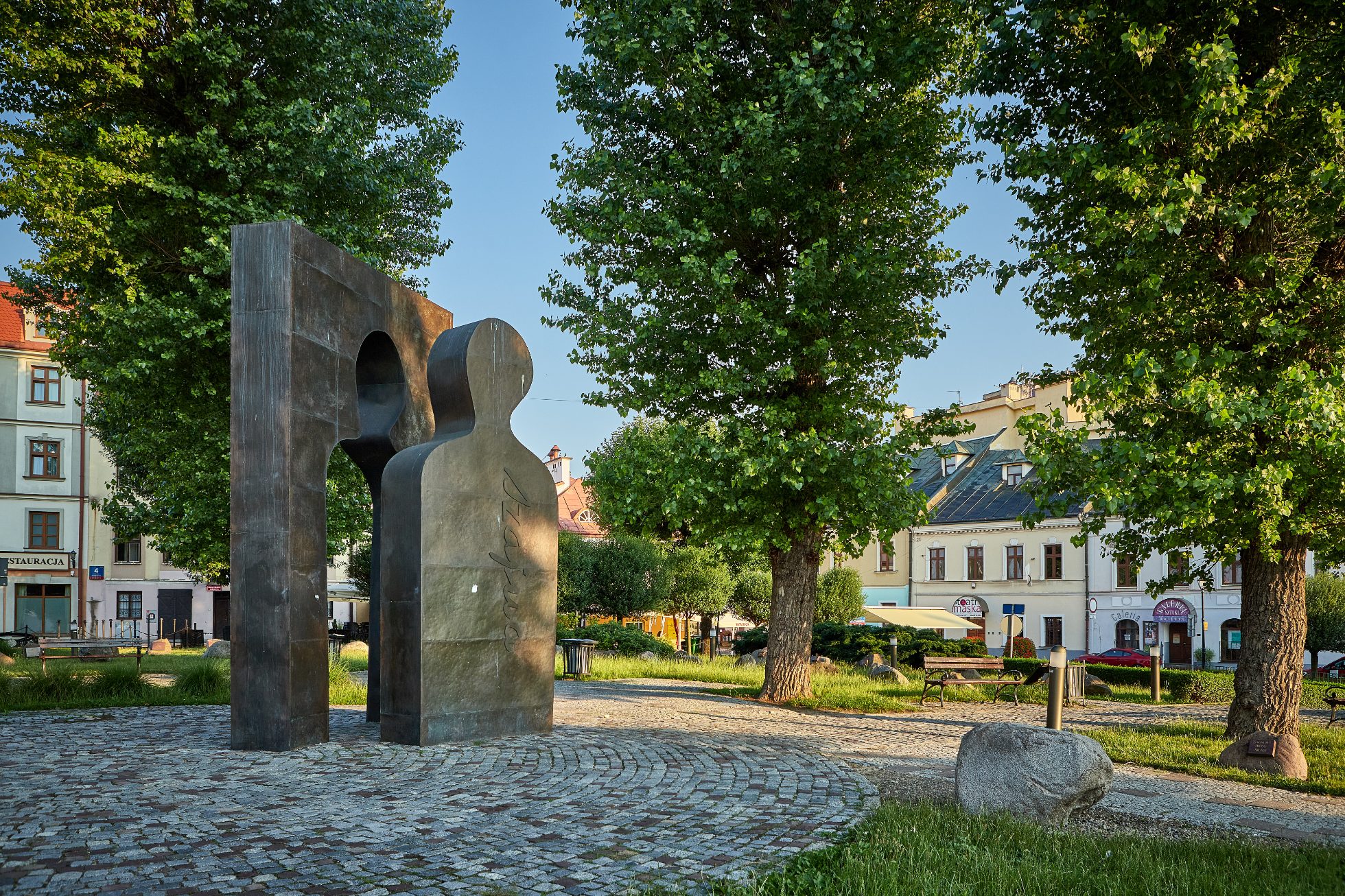Rzeźba "Przejście 2001" autorstwa Józefa Szajny na placu cichociemnych w Rzeszowie.