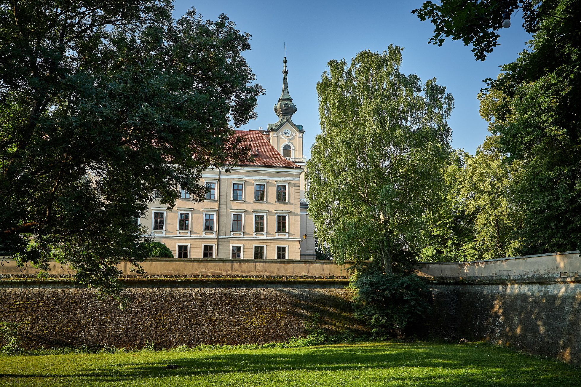 Widok na Zamek Lubomirskich z parku w Rzeszowie.