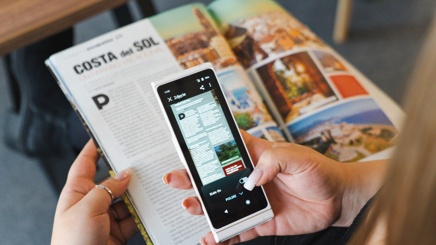 Kobieta przeglądająca magazyn z pomocą tłumacza Vasco.