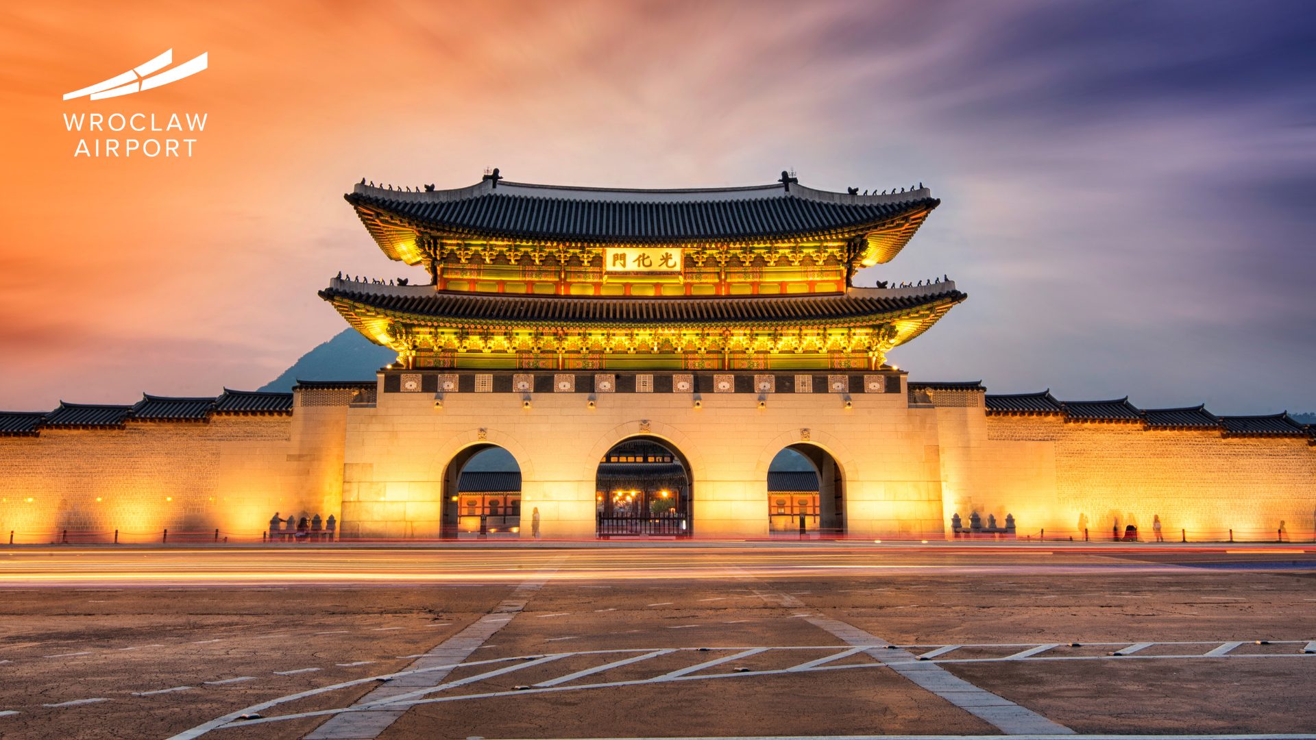 Oświetlona Brama Pałacu Gyeongbokgung w Seulu