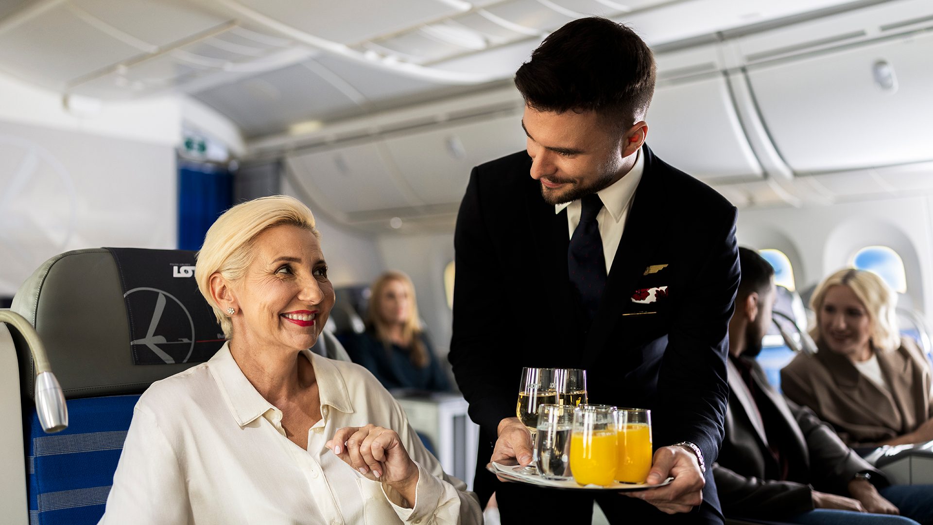 Pasażer korzysta z oferty LOT Business Class