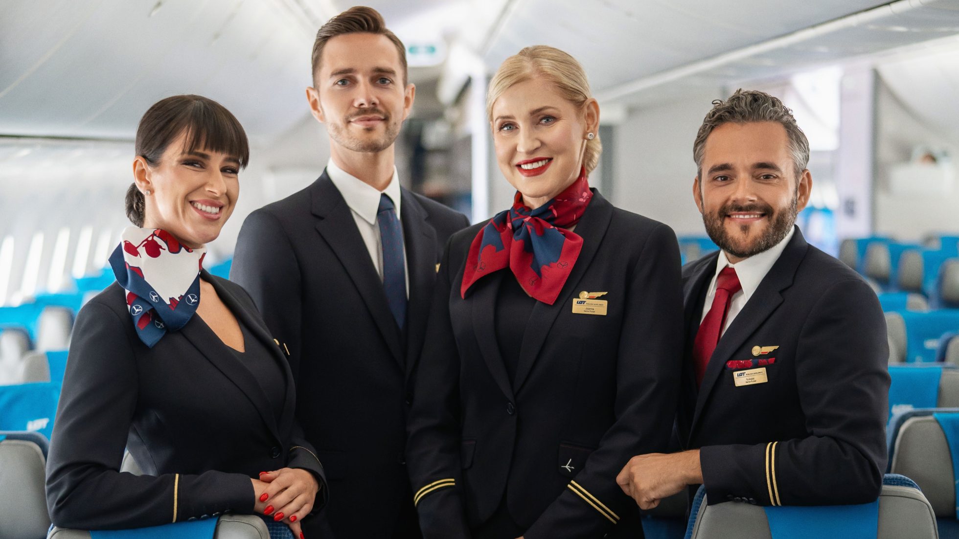 L'équipage de l'avion LOT se tient sur le pont de l'avion de passagers