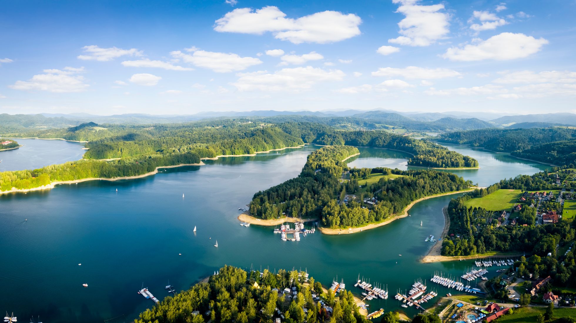 Il lago di Solina nei monti Bieszczady, vista dall'alto