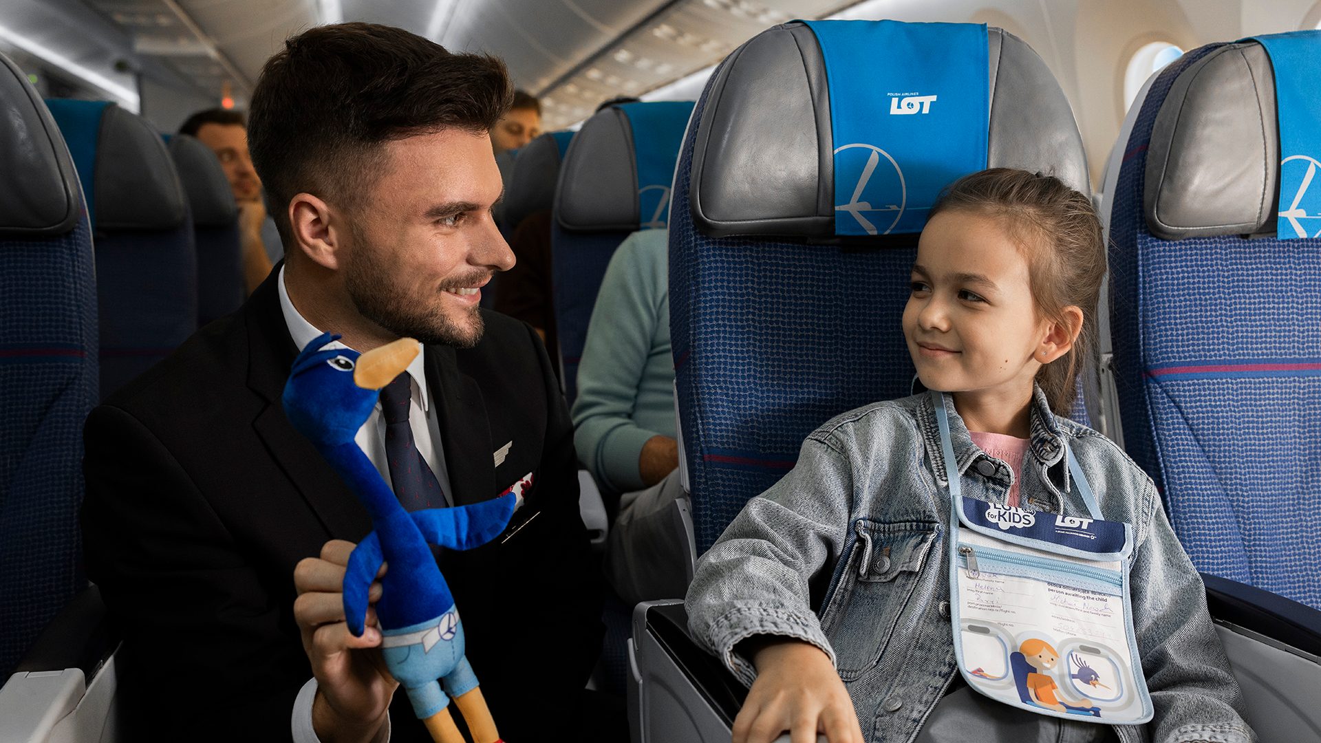 Steward zajmujący się samodzialnie podróżującym dzieckiem w Dreamlinerze