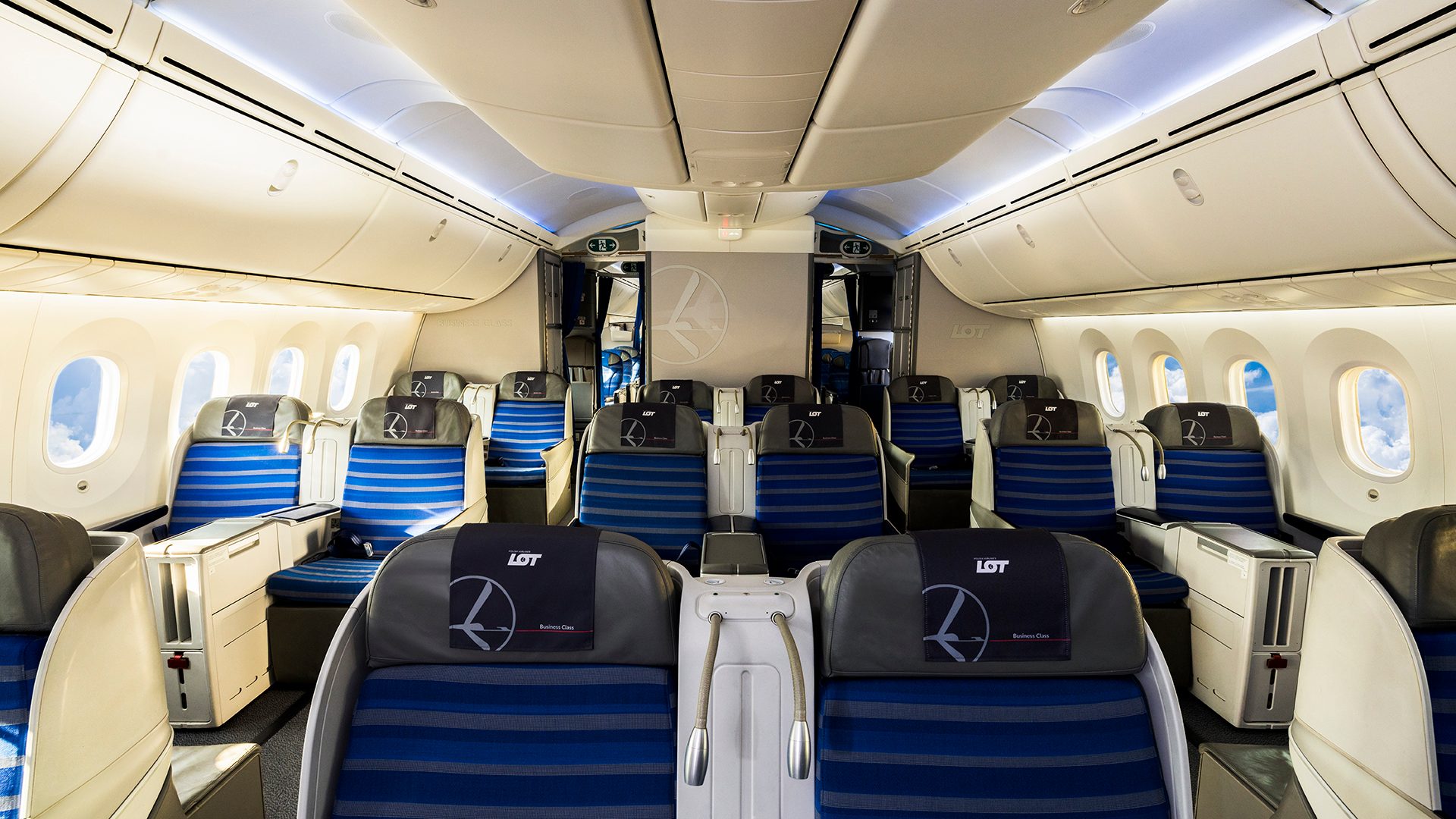 Rząd foteli w kabinie LOT Business Class na pokładzie samolotu Boeing 787-9 Dreamliner
