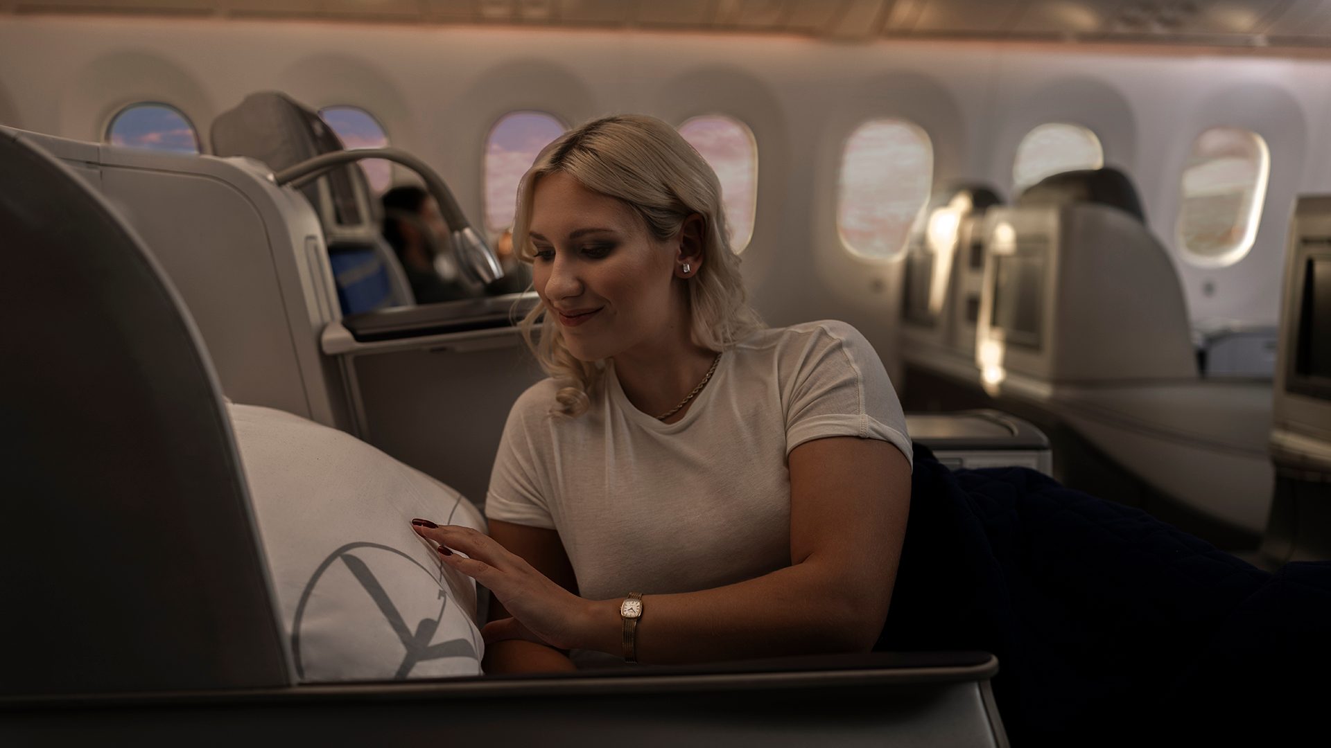 Passenger aboard Dreamliner flying in Business Class lays down to sleep