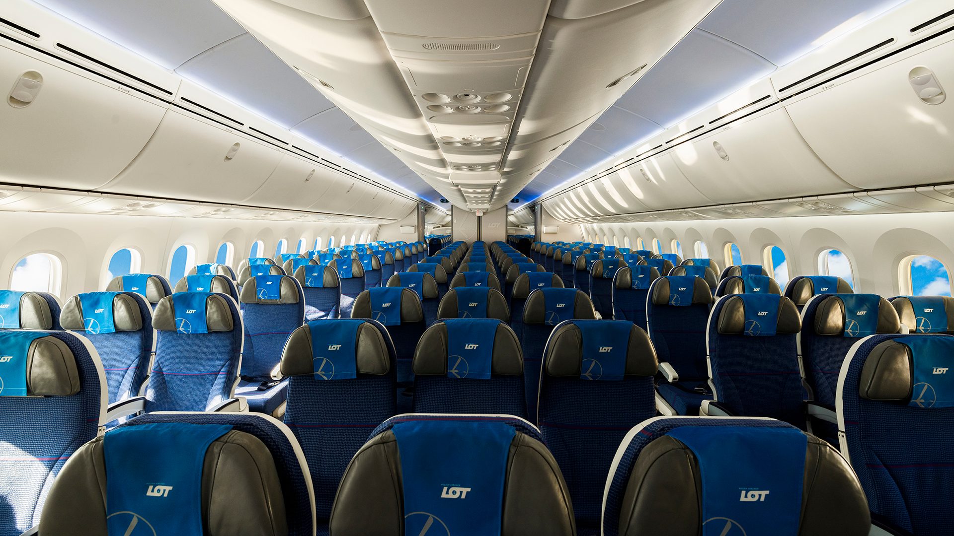 Rząd foteli w kabinie LOT Economy Class na pokładzie Boeing 787-9 Dreamliner