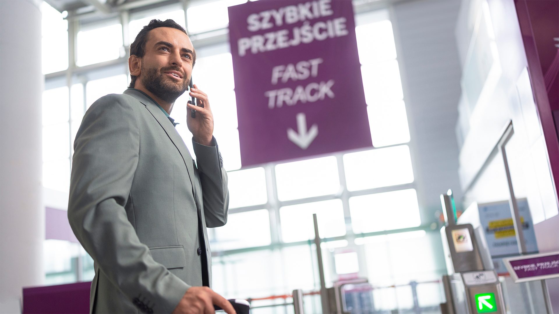 Passenger using the Fast track service