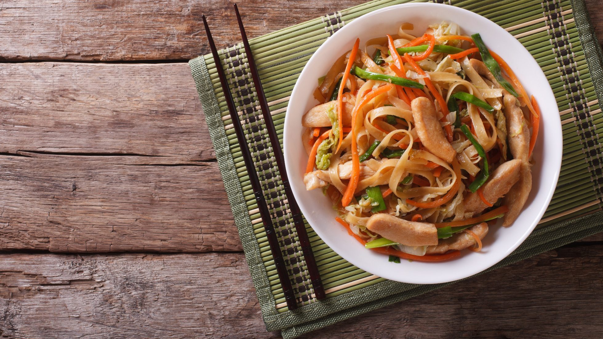 Fried pasta with chicken and vegetables
