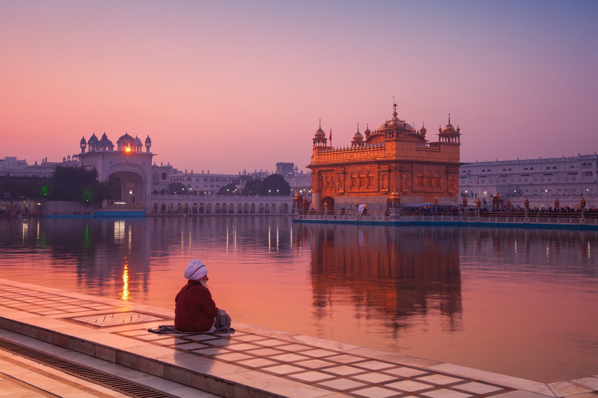 Złota Świątynia, Amritsar, Pendżab, o świcie.