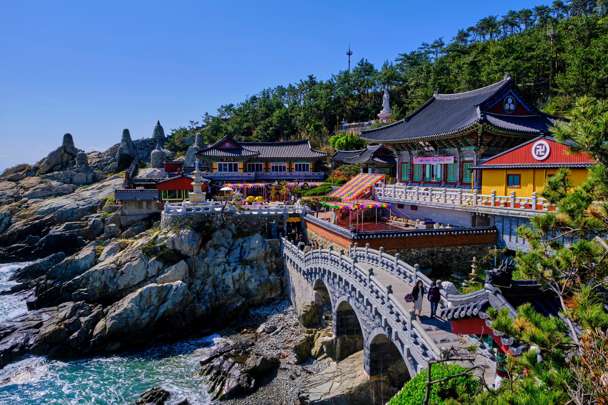 South Korea, South Gyeongsang Province, Busan, Haedong Yonggungsa Temple near the sea