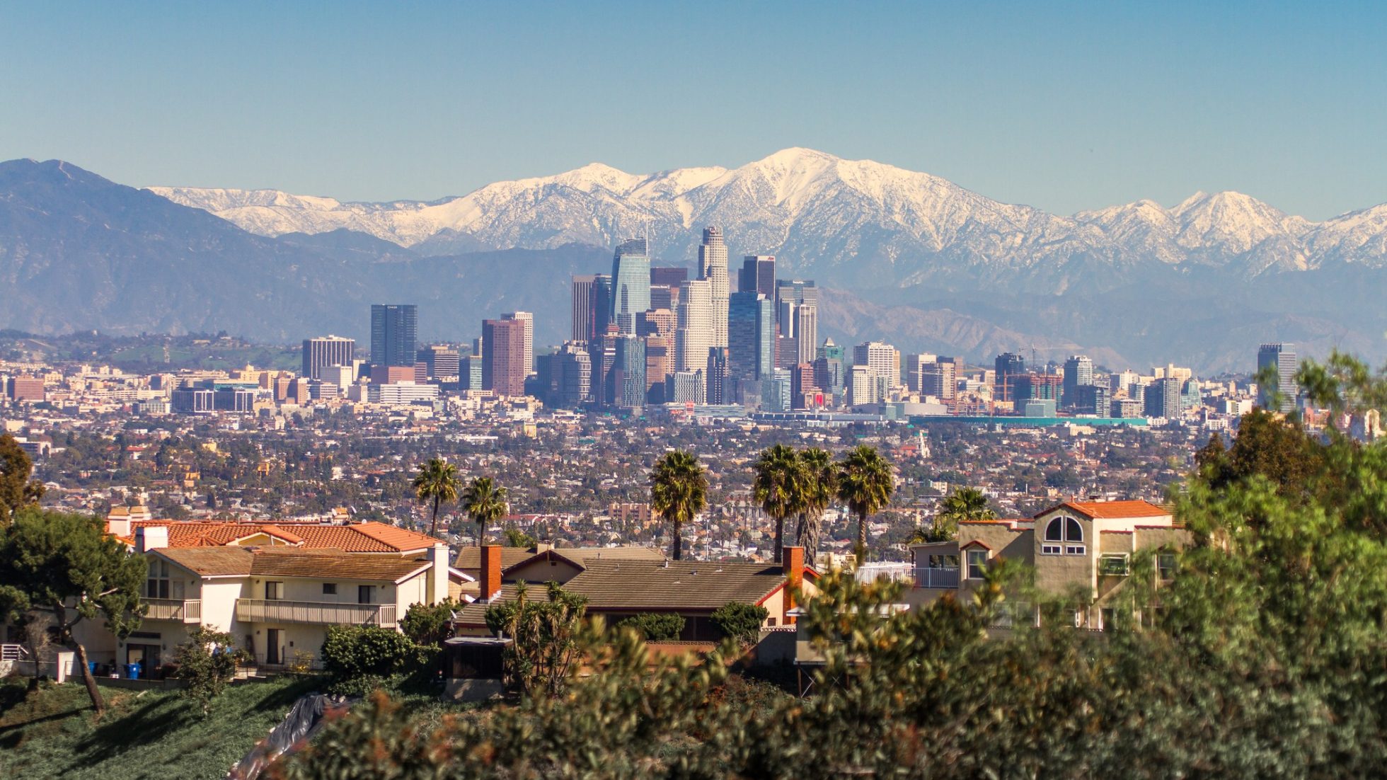 Widok na centrum miasta i górę w Los Angeles