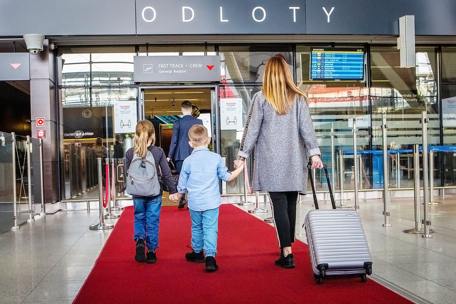 Młoda i piękna dziewczynka w wieku przedszkolnym, wsiadająca do samolotu na lotnisku.