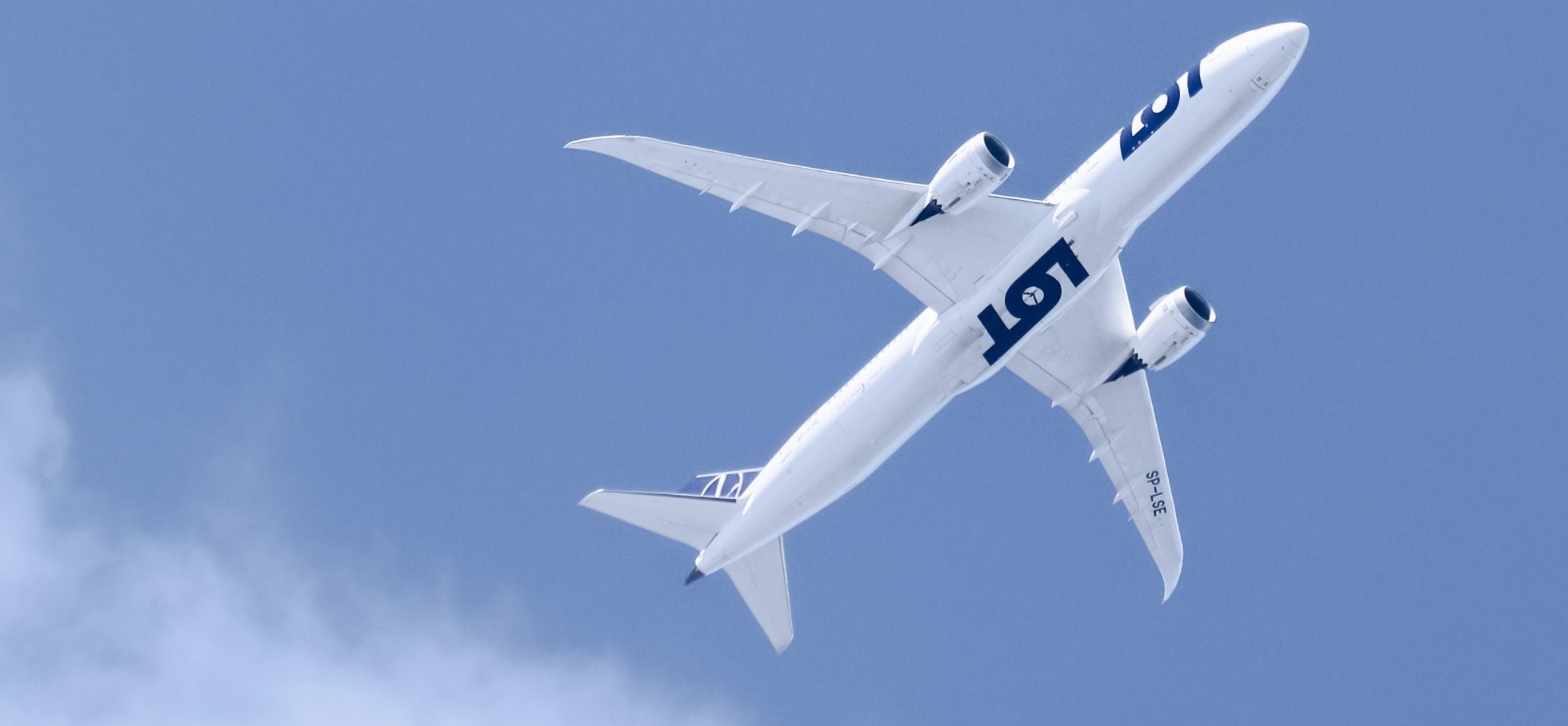 Boeing 787 lecący nad chmurami