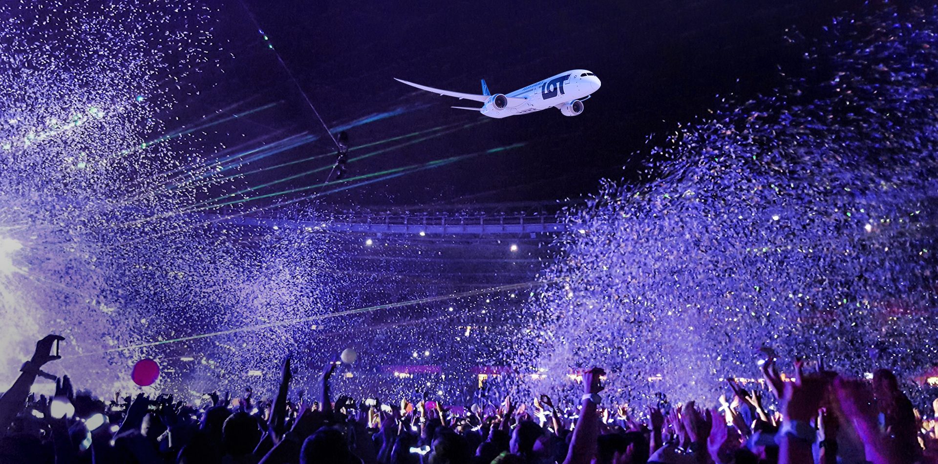 Banner kampanii leć LOT-em na koncert przedstawiający samolot lecący nad stadionem